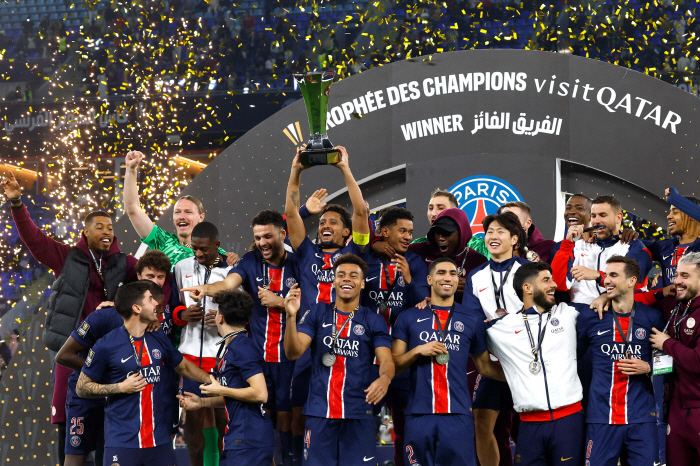 Heungmin, is this hard? Lee Kang-in, who collected the trophy, has already made four in PSG alone. Captain Son Heung-min, who is not in charge, is in extreme contrast