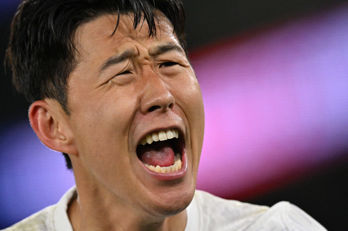 Heungmin, is this hard? Lee Kang-in, who collected the trophy, has already made four in PSG alone. Captain Son Heung-min, who is not in charge, is in extreme contrast