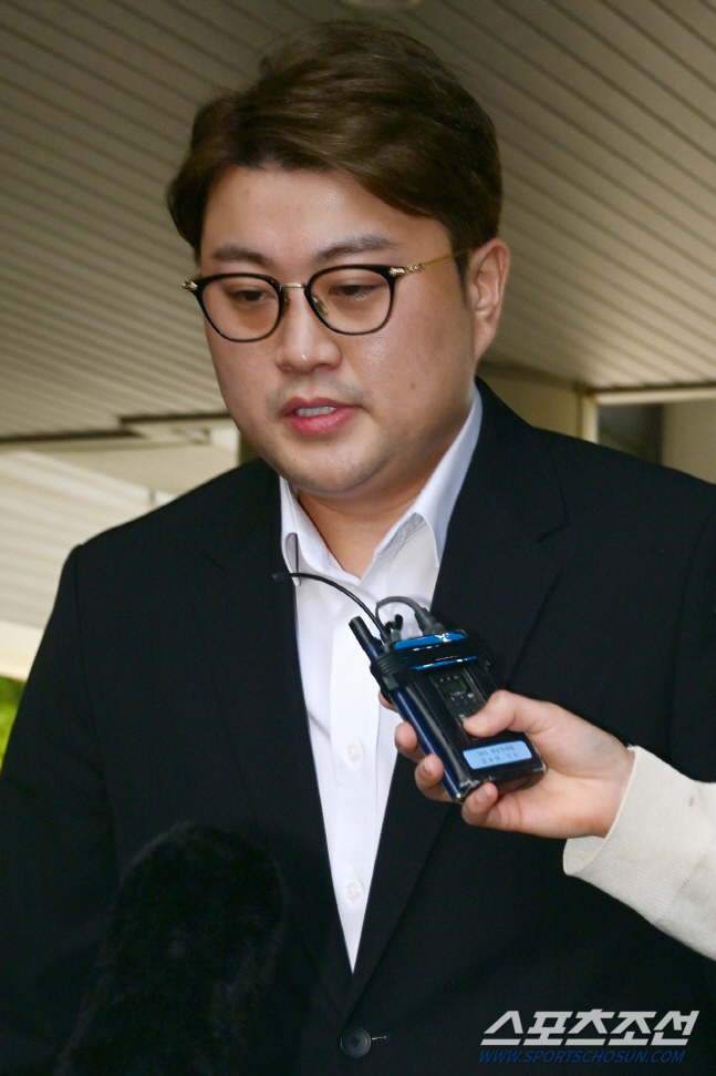 Kim Ho-joong, who was sentenced to two and a half years in prison, gathered fans and donated 450 million won ahead of the appeal trial. 