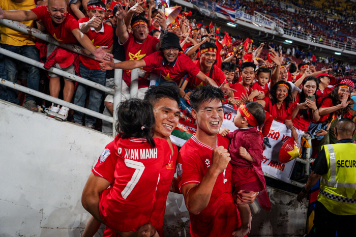 Kim Sang-sik Magic's super awesome Vietnam wins the third championship in Southeast Asian World Cup history, overpowering Thailand 32 → 53 total scores