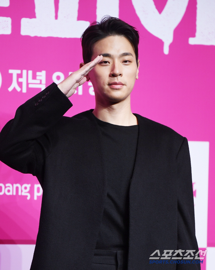  Newtopia Park Jung-min, showy salute of soldiers