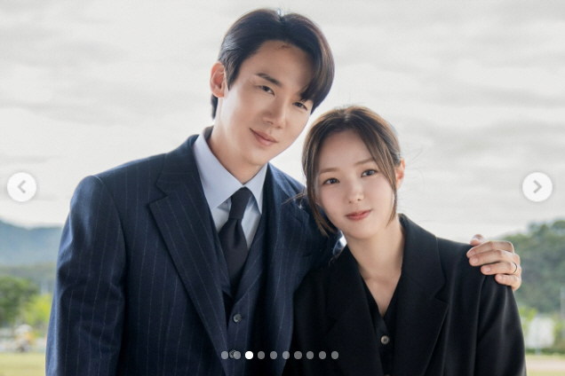 Yoo Yeon-seok ♥ Chae Soo-bin. That's why they're dating..They look at each other with honey in their eyes