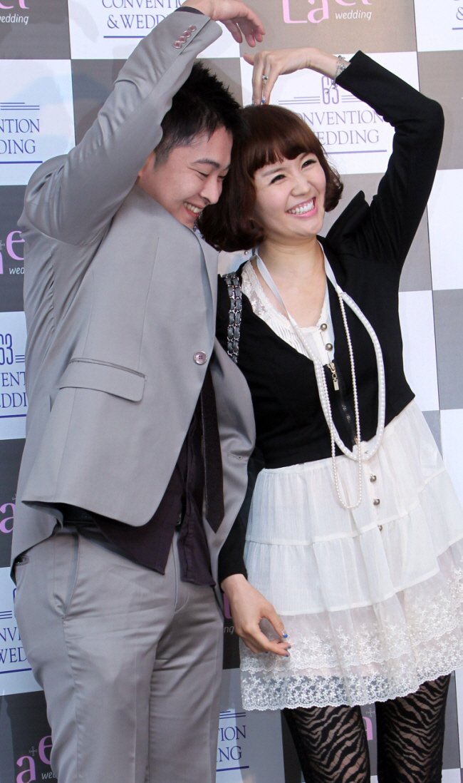 '♥ Chinese medicine doctor's meal at the bridge.' 'Honey, wait.' How sexy is Jang Young-ran's husband..I can't stand it even during the show. (Holding your passport and smashing your back)