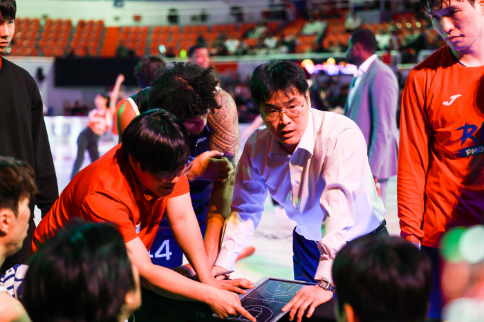  Five consecutive wins, running for second place alone. However, Hyundai Mobis coach Cho Dong-hyun is dissatisfied with Ham Ji-hoon's absence, and may appear on the strong team