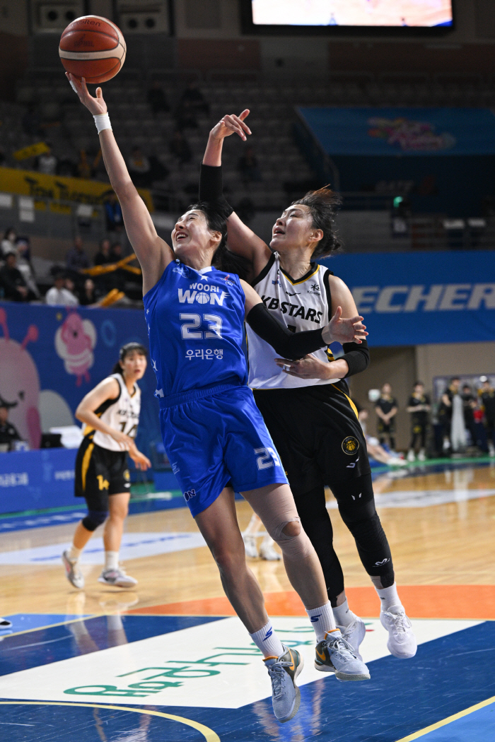 When Kim Dan-bi came up, the losing streak was broken! Woori Bank, with Kim Dan-bi's double-double lead, beat KB Stars to protect its second place alone