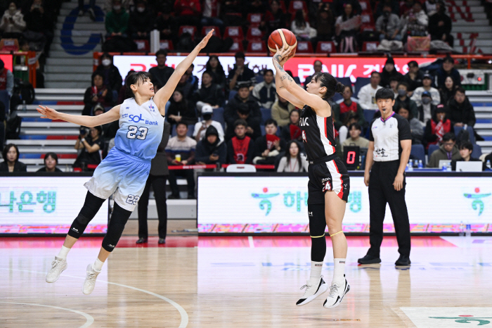  How did Aquo Saki completely fill the gap between Park Hye-jin and Lee So-hee. 21 points explosion, BNK Shinhan Bank leads alone in crushing defeat