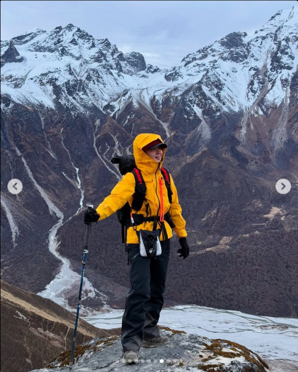 Lee Si-young sobbed at the summit of the Himalayas of 4985m...I owe too much