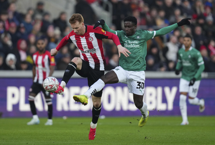  Brentford 00 Plymouth 1st half over. Kim Jisoo's stable performance