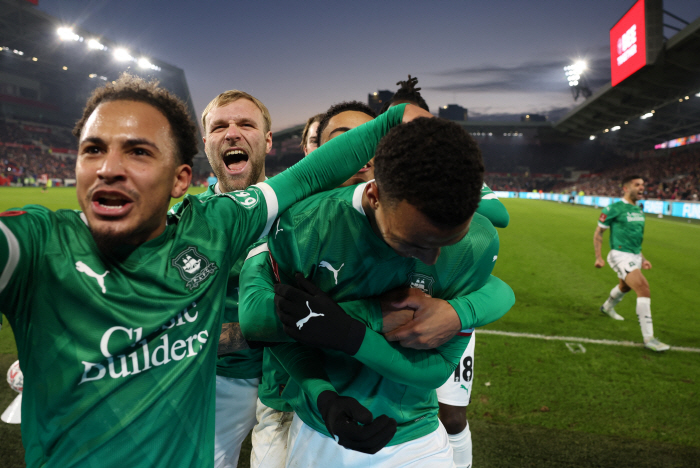 Kim Ji-soo, the youngest Premier Leaguer, Kim Min-jae's debut match, showed great performance, but Brandford lost to Plymouth at the bottom of the second division 01 shock loss → FA Cup eliminated