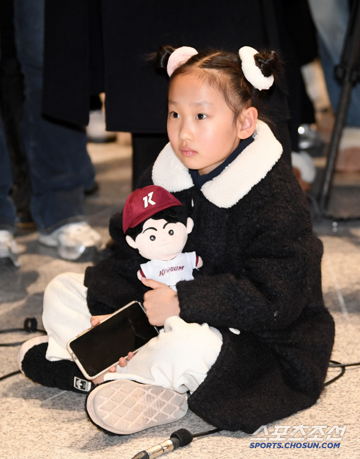 Kim Hye-sung came to the airport to see Kim Hye-sung, a 10-year-old child going to Major League Baseball. 