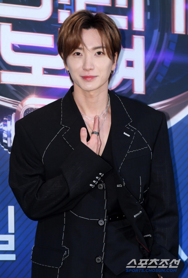 Leeteuk Explains SJ's Retro Outfits at SM's 30th Anniversary