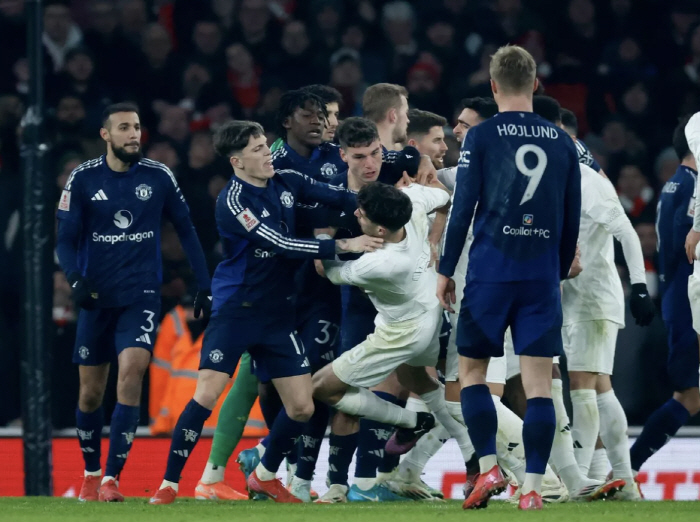 Manchester United Arsenal, let's join hands and go down, violence in the fourth round of the FA Cup begins an FA investigation. There could be a point deduction, too