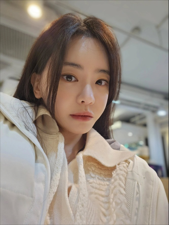 Seo Yu-ri, who paid off 1.1 billion debt after divorce, sighs at a picture from a year ago...Your face was full of water