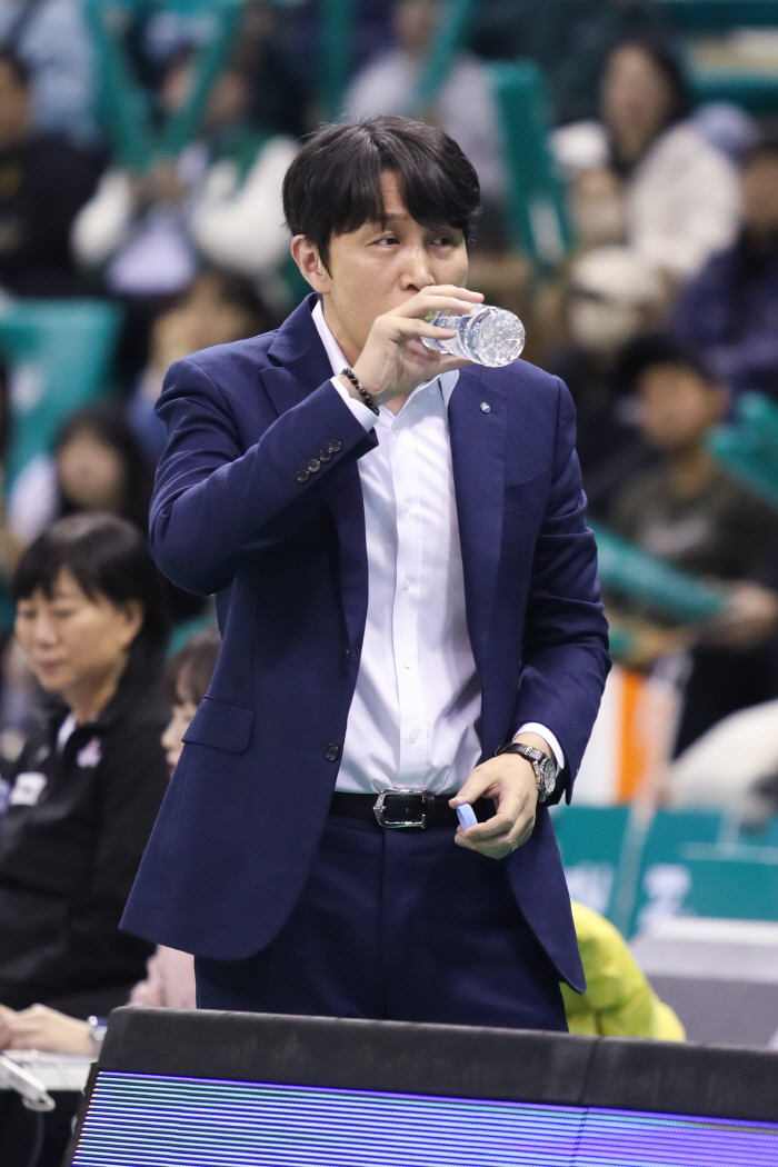 Under Coach Wi Sung-woo, Woori Bank, Hana Bank, and Woori Bank won 4,338 after a poor match