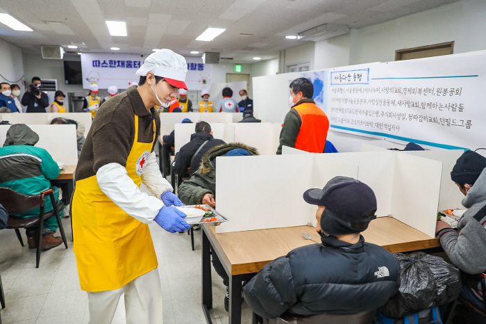 Lee Da-in ♥ Lee Seung-gi, a beautiful woman, spreads sharing through volunteer activities..I want to share the warmth at the free school meal facility