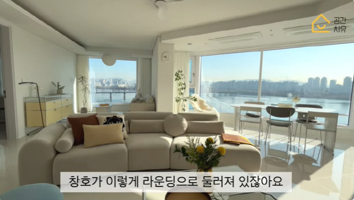 Oh, all the rooms are Han River views...I thought it was Hermes showroom for the first time at a luxury house