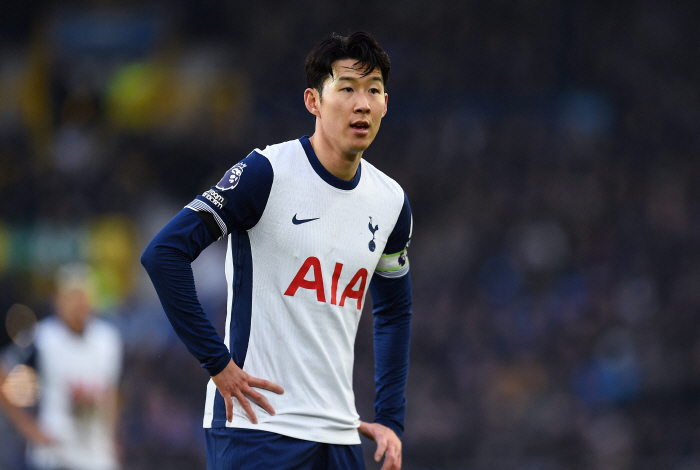 Except for SON right now, use an 18-year-old prospect. Did Son Heung-min turn his back on Tottenham fans..Give me the captain's armband. I'm angry