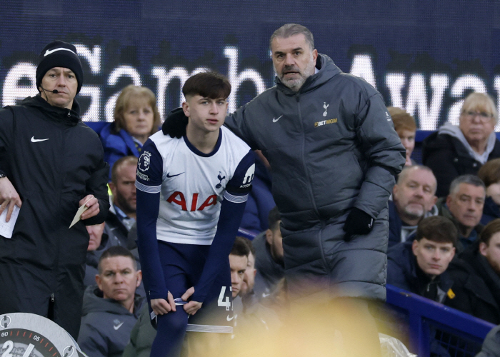 Except for SON right now, use an 18-year-old prospect. Did Son Heung-min turn his back on Tottenham fans..Give me the captain's armband. I'm angry