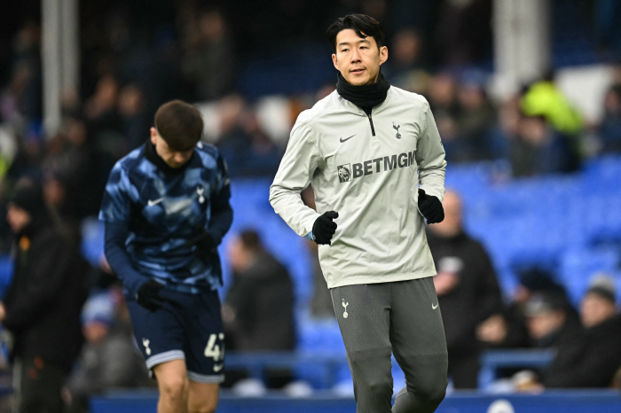 Except for SON right now, use an 18-year-old prospect. Did Son Heung-min turn his back on Tottenham fans..Give me the captain's armband. I'm angry