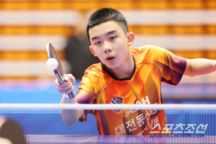 Fourteen-year-old table tennis enfantherible advanced to the final round with seven wins!I can see the youngest national flag