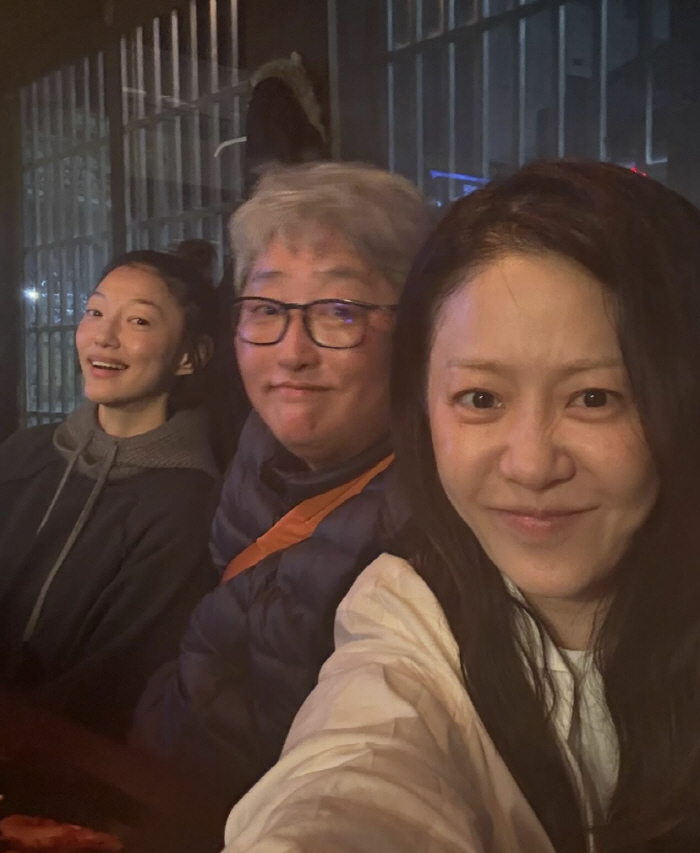 Ko Hyun-jung, who lowered his price by himself, attended a drinking party after recovering his health..a clean bare face