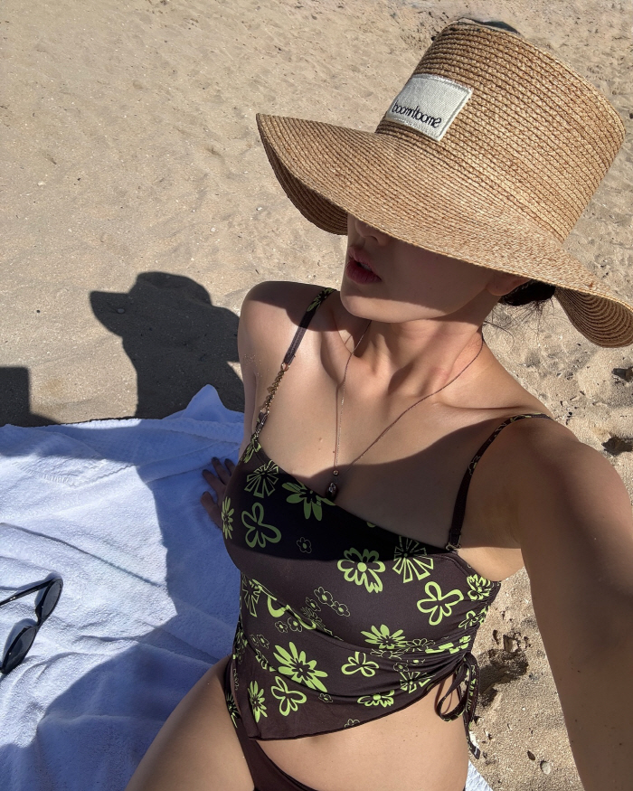 TWICE Jihyo is extremely sexy...Black bikini, tanned skin, solid body