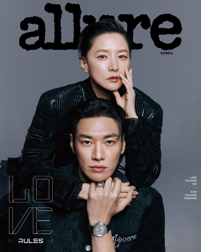 Lee Young-ae and Kim Young-kwang Dazzle in Pictorial 