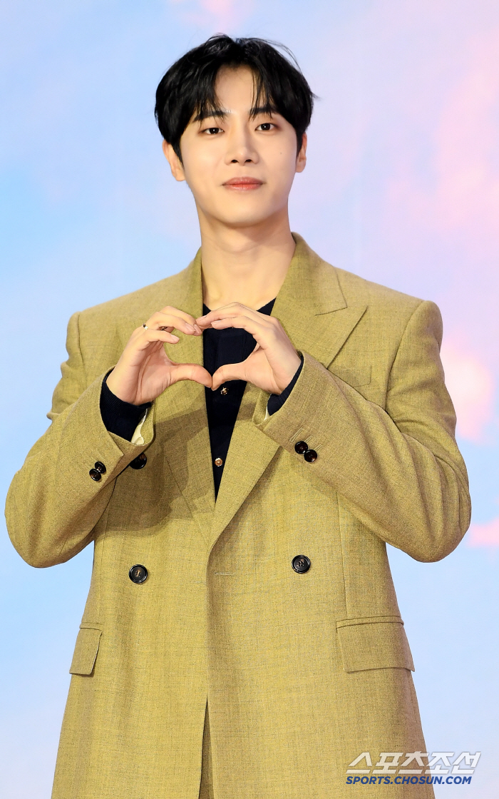  Chu Youngwoo, make a heart with a soft smile
