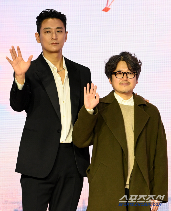  Director Joo Ji-hoon Lee Do-yoon greets the Severe Trauma Center