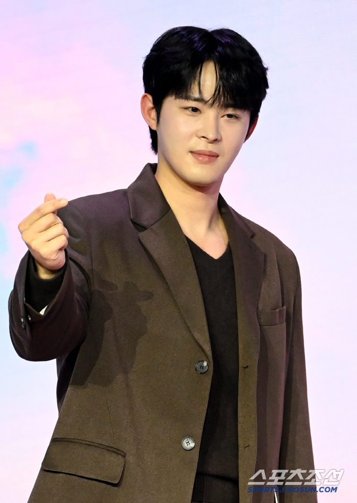  Jung Jae Kwang, make a heart with a soft smile