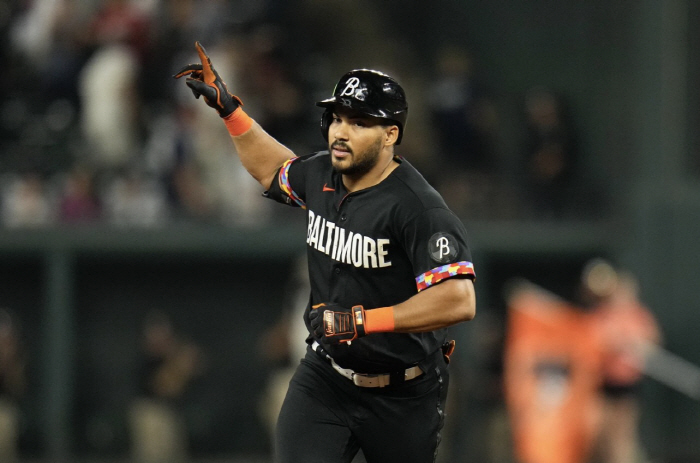 Tearful effort, Toronto finally did it! Five-year, 133 billion recruitment of big-arm outfielders will build double guns with Bligeju