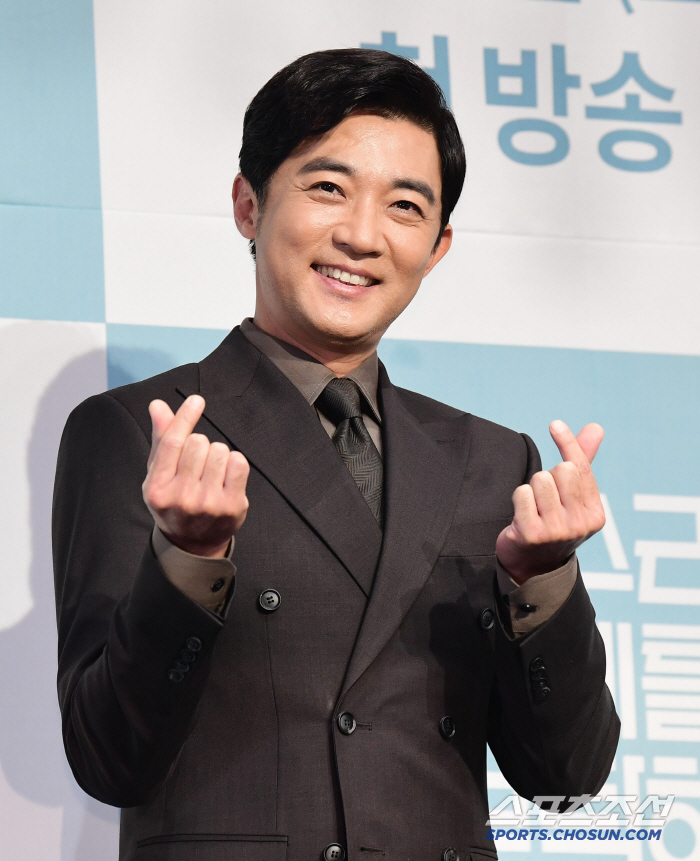 Ahn Jaewook's cute double heart pose