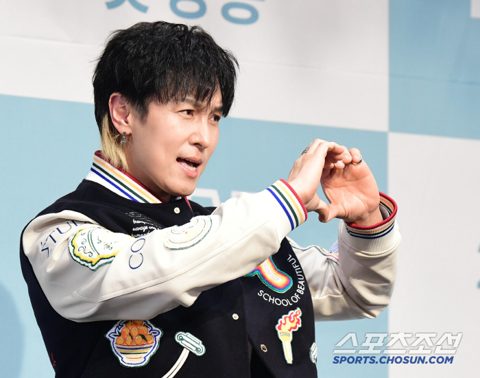  Kim Dongwan's serious look