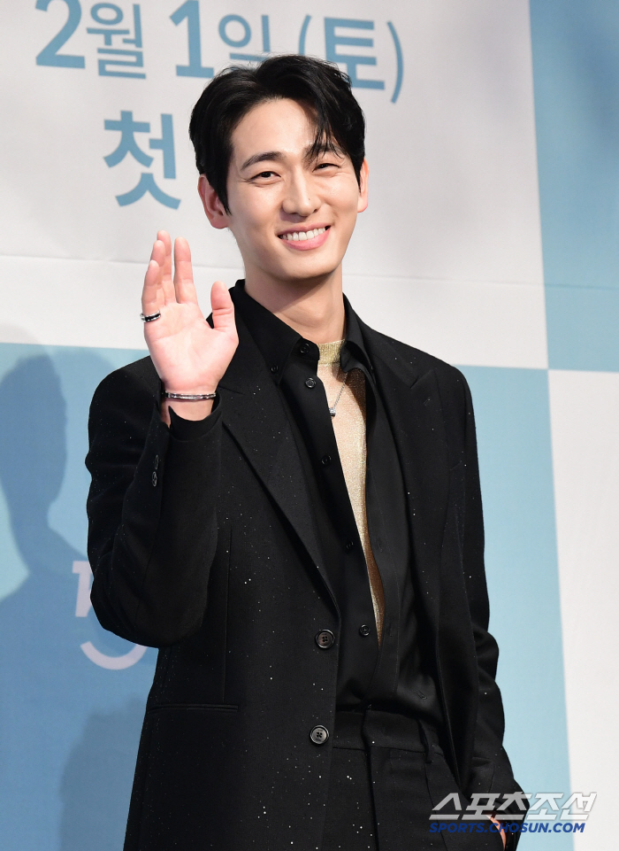  Yoon Park's charming eye greeting