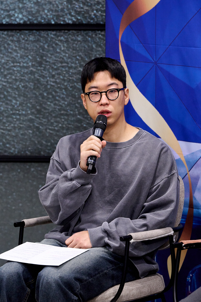 Producer Ras, MBC's youngest main producer. I'm afraid I'll have a Ras Old image