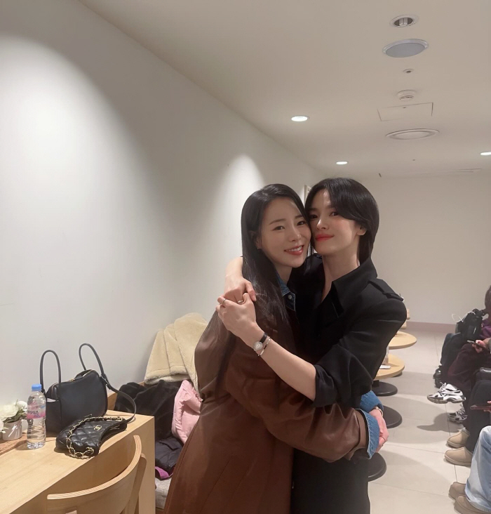  Yeonjin and Dongeun, were you this close?Song Hye-kyo and Lim Ji-yeon, super close hugs, go for it