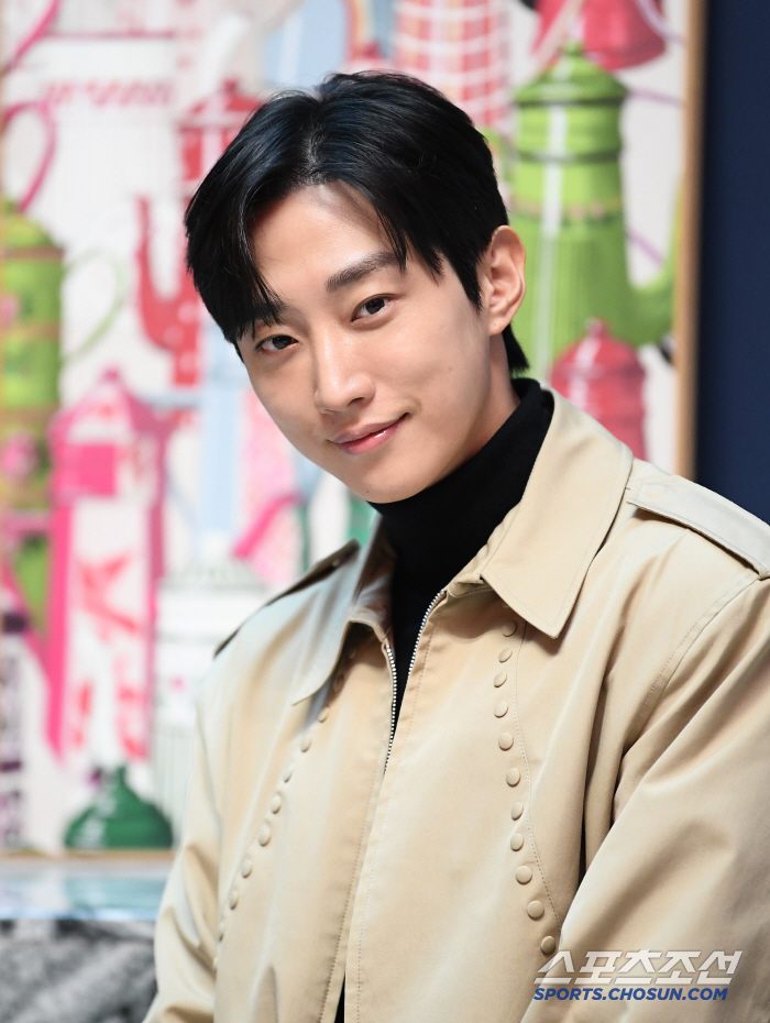  The suspicious Jinyoung's role as Lee Jinwook in the original, although it was burdensome...I wanted to do well