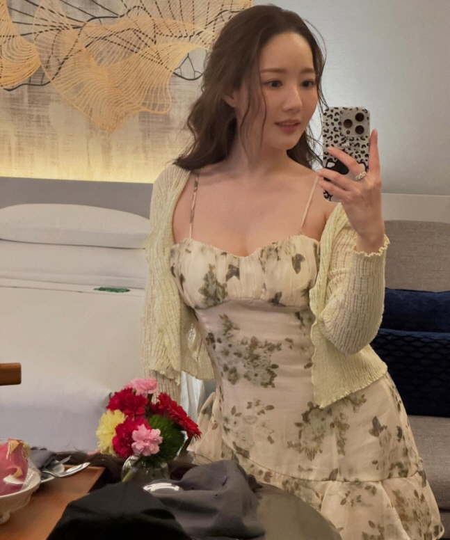  'You're pure and sexy'
 Park Min-young's shiny, voluminous body in a strap dress