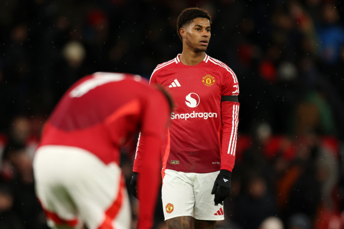 There is nowhere to go. Just stay and Manchester United's gold side is Rashford, and the transfer attempt seems to have failed. Barcelona raised its hands, too