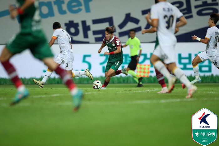 Minhyuk, wait there. K-League Daejeon Supernova Yoon Do-young, another Premier Leaguer is about to be born. Brighton Aston Villa are actively competing