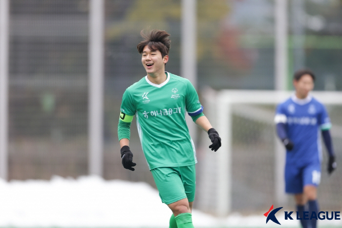 Minhyuk, wait there. K-League Daejeon Supernova Yoon Do-young, another Premier Leaguer is about to be born. Brighton Aston Villa are actively competing