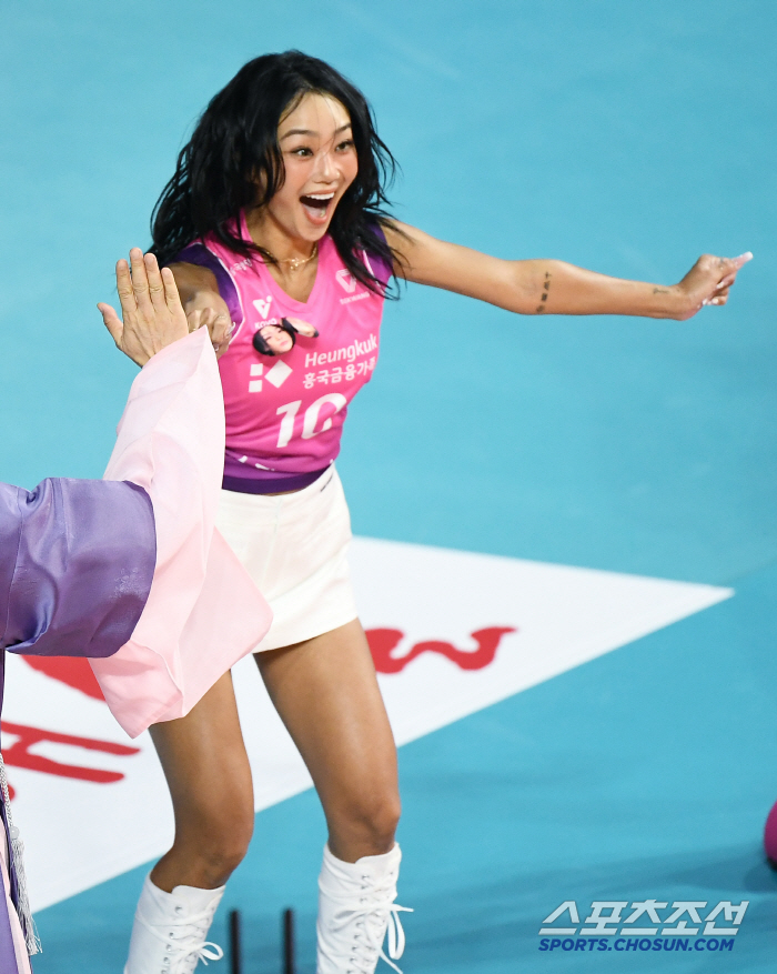  Hyorin appears on the court and cheers for the serve ace