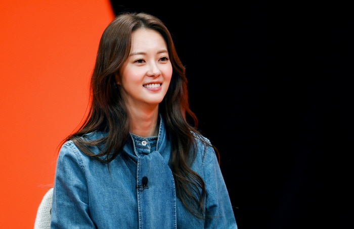 Go Ara, you have good looks to be confident. Every passing person.. (My Little Old Boy)