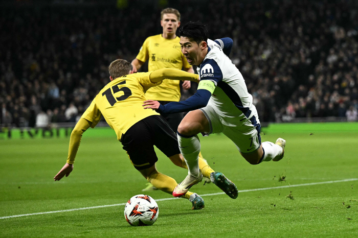  9 out of 10 Son Heung-min dribbles successful Tottenham 00 Elvesbury ends in the first half