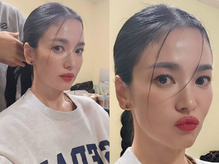 43-year-old Song Hye-kyo's face-to-face shot without humiliation..All-white hair  red lips look great