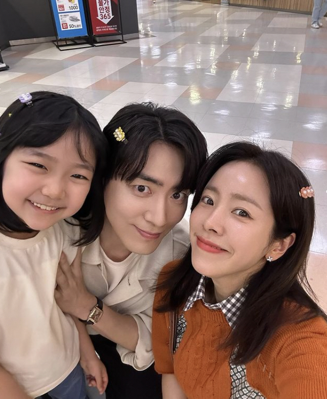 I thought it was a family photo..Han Ji-min ♥ Lee Jun-hyuk, daughter joins! Selfie that I sang too much