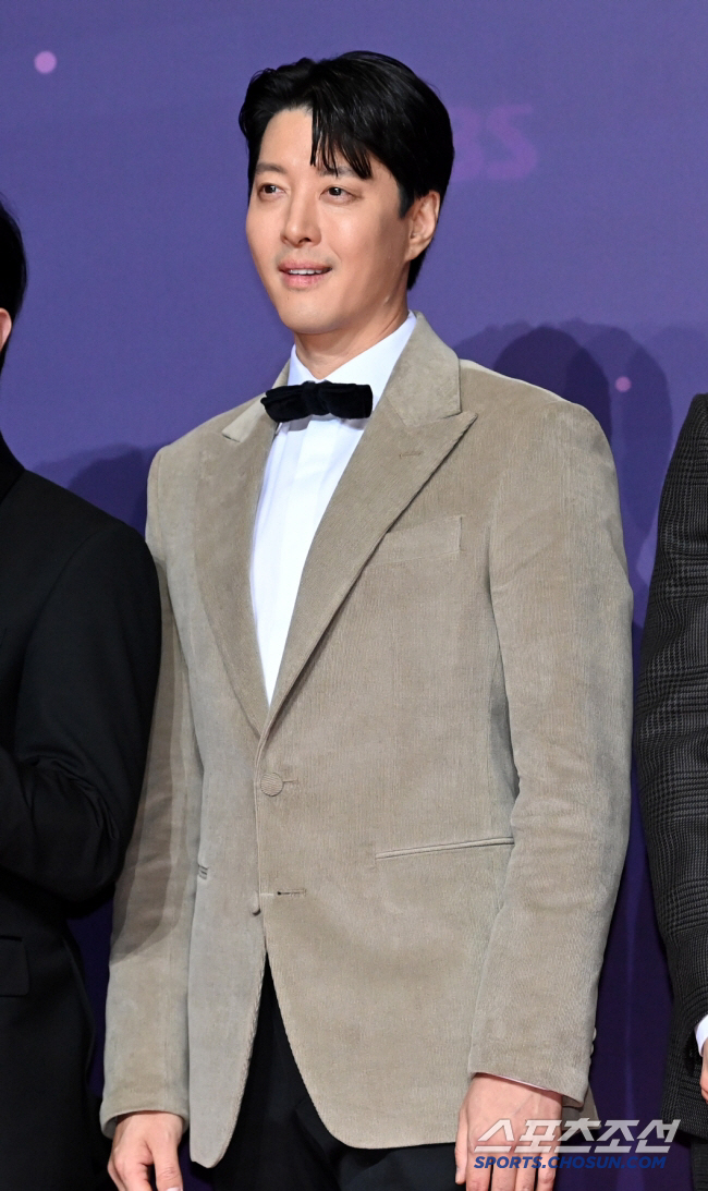 Lee Dong-gun Takes a Heartfelt Trip with Parents to Honor Late Brother