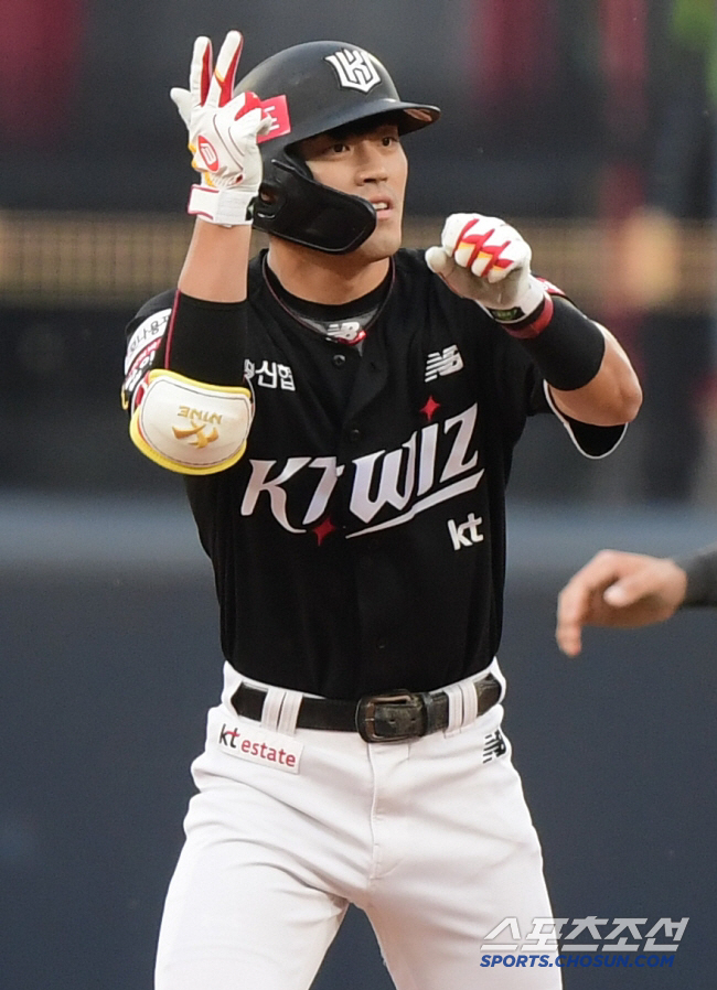 Second baseman Outfielder Second baseman. Second baseman must have a headache changing his positionHe's such a good batsman. 