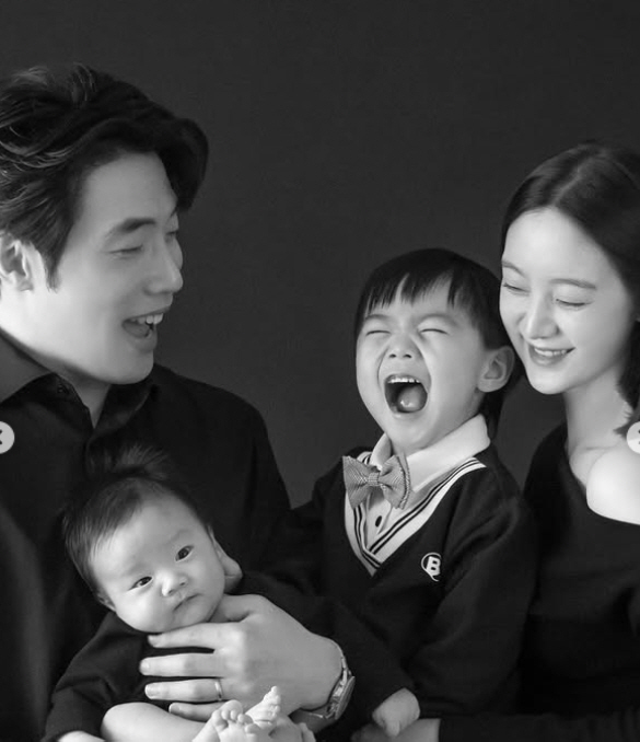 Shin Min-cheol ♥ Wonder Girls Hyerim brags about his son who looks exactly like his mom and dad in the first family photo