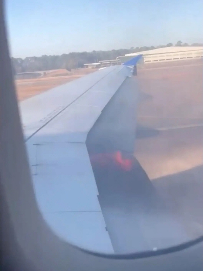 Airplane engine fire preparing to take off...109 people are in fear